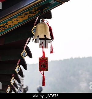 LUOYANG, CHINA - 20. März 2017: Bell auf Xiangshan Tempel auf East Hill für chinesische buddhistische Denkmal Longmen Grotten im Frühjahr. Der Komplex wurde inscri Stockfoto