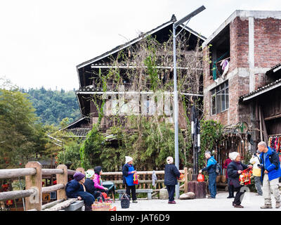 CHENGYANG, CHINA - 27. März 2017: Verkäufer in Folk Custom Zentrum von Chengyang Dorf Sanjiang Dong autonome Grafschaft im Frühjahr. Chengyang umfasst Stockfoto