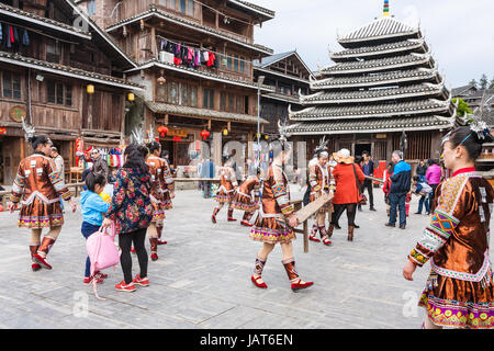 CHENGYANG, CHINA - 27. März 2017: Touristen und Akteure am Platz des Folk Custom Center während Dong Kultur zeigen von Chengyang Dorf Sanjiang County. Stockfoto