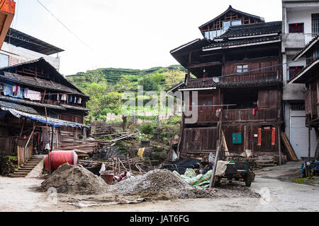 CHENGYANG, CHINA - 27. März 2017: Hof von Wohnhäusern in Chengyang Dorf Sanjiang Dong autonome Grafschaft im Frühjahr. Chengyang enthält ei Stockfoto