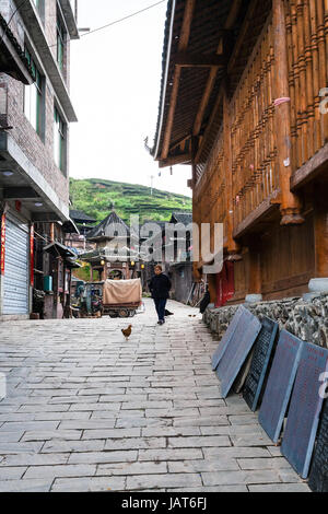 CHENGYANG, CHINA - 27. März 2017: alte Frau auf Gasse in Chengyang Dorf Sanjiang Dong autonome Grafschaft im Frühjahr. Chengyang umfasst acht vill Stockfoto