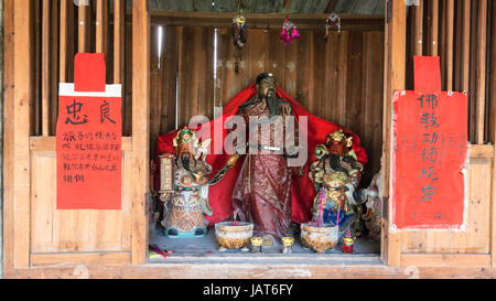 CHENGYANG, CHINA - 27. März 2017: religiöse Altar mit Figuren in Chengyang Dorf Sanjiang Dong autonome Grafschaft im Frühjahr. Chengyang umfasst Stockfoto