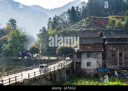 CHENGYANG, CHINA - 27. März 2017: Ansicht des Menschen in der Nähe von Bushaltestelle und Straße nach Chengyang Dorf Sanjiang Land. In Chengyang gibt es acht Dörfer Stockfoto