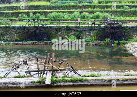 CHENGYANG, CHINA - 27. März 2017: Menschen am Ufer des Bewässerungssystems in Chengyang Dorf Sanjiang Dong autonome Grafschaft im Frühjahr. Chengy Stockfoto