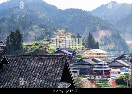 CHENGYANG, CHINA - 27. März 2017: Ansicht der Landhäuser in Chengyang Dorf und Hügeln von Sanjiang Dong autonome Grafschaft im Frühjahr. Chengyang distr Stockfoto