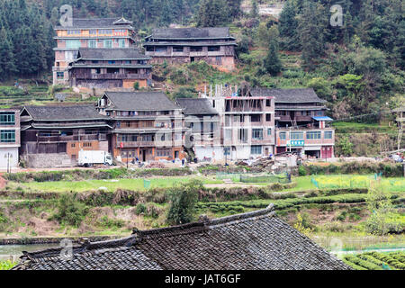 CHENGYANG, CHINA - 27. März 2017: Landhäuser in Chengyang Dorf und Gärten von Sanjiang Dong autonome Grafschaft im Frühjahr. Chengyang Bezirk in Stockfoto