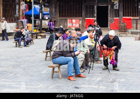 CHENGYANG, CHINA - 27. März 2017: Besucher und Geschenk Verkäufer am Platz des Folk Custom Center von Chengyang Dorf Sanjiang County im Frühjahr. Chengya Stockfoto