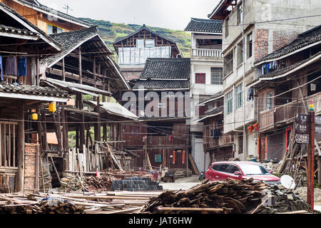 CHENGYANG, CHINA - 27. März 2017: Terrasse von Wohnhäusern in Chengyang Dorf Sanjiang Dong autonome Grafschaft im Frühjahr. Chengyang umfasst e Stockfoto