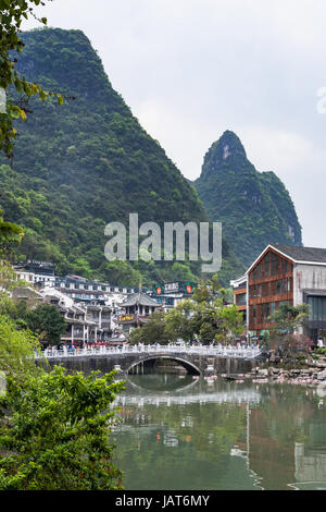 YANGSHUO, CHINA - 30. März 2017: Berg über Brücke in Yangshuo Stadt im Frühjahr. Stadt ist Resort-Destination für inländische und ausländische Touristen, weil Stockfoto