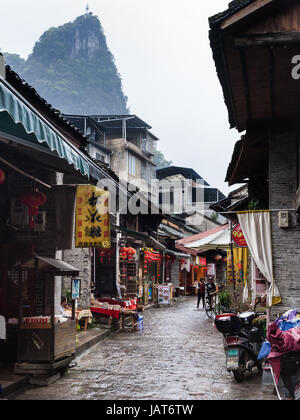 XINGPING, CHINA - 30. März 2017: Menschen an der Market Street in Xing Ping Stadt in Yangshuo County im Frühjahr. Die Stadt wurde 265 n. Chr. besiedelt ist Xingping Stockfoto