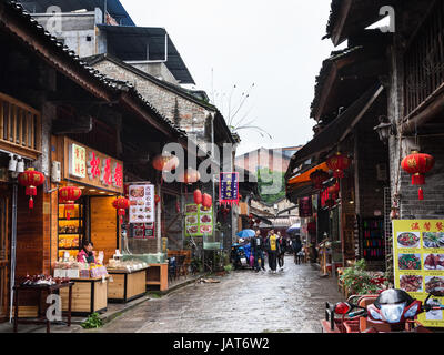 XINGPING, CHINA - 30. März 2017: Besucher auf lokal Straße in Xing Ping Stadt in Yangshuo County im Frühjahr. Die Stadt wurde 265 n. Chr. Xingping ließ ich mich Stockfoto