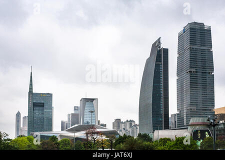 GUANGZHOU, CHINA - 31. März 2017: moderne Gebäude und Opernhaus in Zhujiang New Town of Guangzhou im bewölkten Tag. Guangzhou ist die dritte die meisten popul Stockfoto