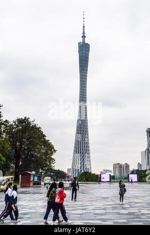 GUANGZHOU, CHINA - 31. März 2017: Menschen auf dem Platz in Zhujiang New Town of Guangzhou Stadt in regnerischen Tag und Guangzhou (Kanton) TV astronomische und Sig Stockfoto
