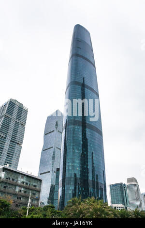 GUANGZHOU, CHINA - 31. März 2017: moderne Gebäude in Zhujiang New Town of Guangzhou Stadt im bewölkten Tag. Guangzhou ist die dritte Most-bevölkerungsreichste Stadt Stockfoto