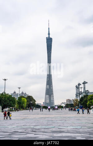 GUANGZHOU, CHINA - 31. März 2017: Besucher auf dem Platz in Zhujiang New Town of Guangzhou Stadt in regnerischen Tag und Guangzhou (Kanton) TV astronomische und S Stockfoto