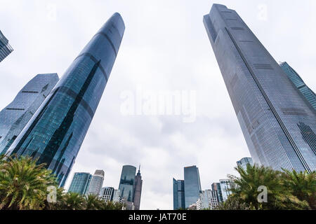 GUANGZHOU, CHINA - 31. März 2017: Wolkenkratzer und bewölktem Himmel in Zhujiang New Town of Guangzhou Stadt im Frühjahr. Guangzhou ist die dritte Most-bevölkerungsreichste ci Stockfoto