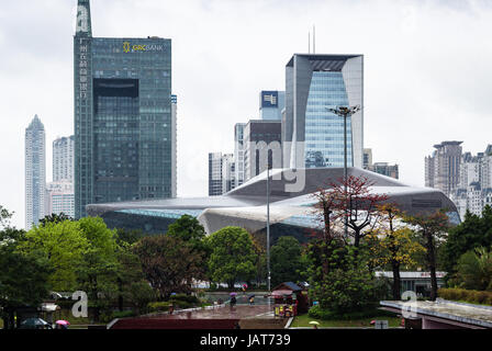 GUANGZHOU, CHINA - 31. März 2017: Wolkenkratzer und Opernhaus in Zhujiang New Town of Guangzhou Stadt im Frühlingsregen. Guangzhou ist die dritte die meisten-Bevölkerung Stockfoto