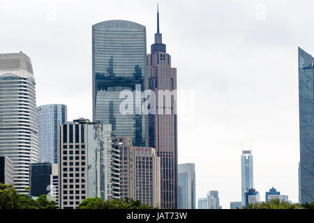 GUANGZHOU, CHINA - 31. März 2017: moderne Wolkenkratzer in Zhujiang New Town of Guangzhou Stadt in regnerischen Frühlingstag. Guangzhou ist die dritte Most-bevölkerungsreichste Stockfoto