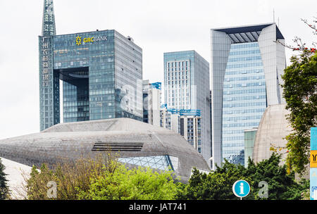 GUANGZHOU, CHINA - 31. März 2017: Wolkenkratzer und Opernhaus in Zhujiang New Town of Guangzhou Stadt im bewölkten Tag. Theater wurde von Zaha Ha entworfen. Stockfoto