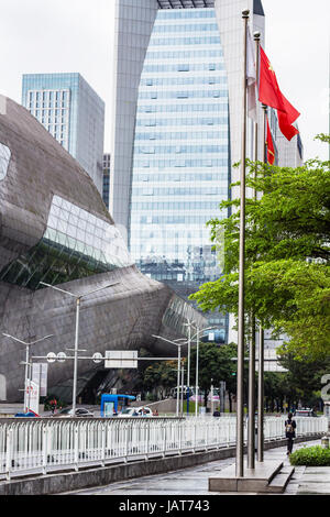 GUANGZHOU, CHINA - 31. März 2017: Wolkenkratzer und Opernhaus und Fahnen in Zhujiang New Town of Guangzhou Stadt im bewölkten Tag. Theater wurde entwickelt Stockfoto