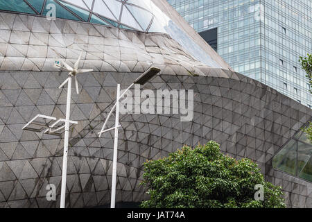 GUANGZHOU, CHINA - 31. März 2017: Wand des modernen Opernhaus in Zhujiang New Town of Guangzhou Stadt im bewölkten Tag. Theater wurde von Zaha hatte entworfen. Stockfoto