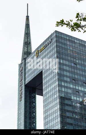 GUANGZHOU, CHINA - 31. März 2017: Glas Hochhaus in Zhujiang New Town of Guangzhou Stadt im Frühlingsregen. Guangzhou ist die dritte die meisten-populou Stockfoto