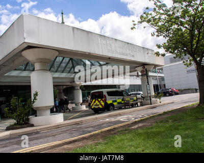 Die Hauptrezeption im Royal Marsden Hospital in Sutton, London. Stockfoto