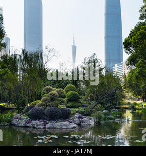 Reisen Sie nach China - Teich in Zhujiang städtischen Park in der Stadt Guangzhou im Frühling Stockfoto
