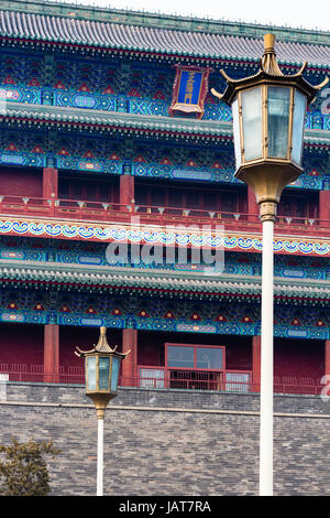 Reisen Sie nach China - Blick auf die Wand des Torhauses auf Zhengyang (Zhengyangmen) Tor von Qianmen Straße in Peking im Frühling Stockfoto