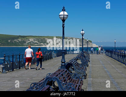 Paar auf Pier, Swanage, Dorset, England, Großbritannien Stockfoto