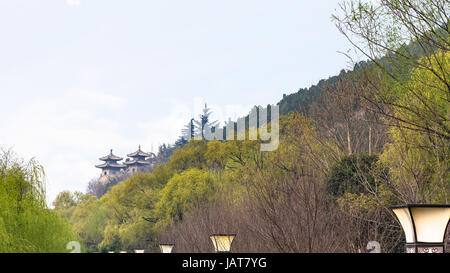 Reisen Sie nach China - Türme von Tempeln im grünen Garten auf East Hill für chinesische buddhistische Denkmal Longmen Grotten im Frühling Stockfoto