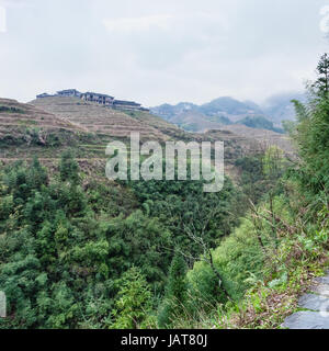 Reisen Sie nach China - Ansicht von Häusern auf terrassierten Hügeln von Dazhai Dorf im Gebiet von Longsheng Reisterrassen (Dragon es Rückgrat Terrasse, Longji Rice Stockfoto