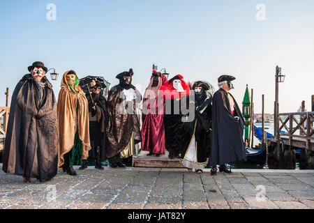 Julisch Venetien Italien Karneval 2010; die Masken in Venedig kam aus Europa. Gruppe von Menschen verkleidet mit klassischen Kostüm Porträt Stockfoto