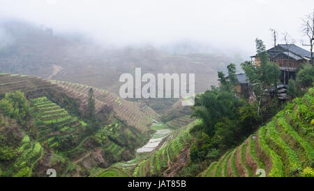 Reisen Sie nach China - Blick auf terrassierten Hügeln der Tiantouzhai Ortschaft in Dazhai Longsheng Reisterrassen (Dragon es Rückgrat Terrasse, Longji Reis Terrasse Stockfoto