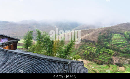 Reisen nach China - Blick vom Tiantouzhai Dorf terrassierten Hügeln im Bereich Dazhai Longsheng Reisterrassen (Dragon es Rückgrat Terrasse, Longji Reisterrassen Stockfoto