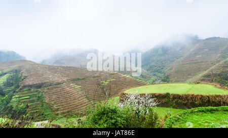 Reisen Sie nach China - oben Blick auf terrassenförmig angelegten Garten auf Hügeln von Tiantouzhai Dorf im Bereich Dazhai Longsheng Reisterrassen (Dragon es Rückgrat Terrasse, Stockfoto