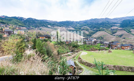 Reisen Sie nach China - Blick auf Dorf und Aussichtspunkt Golden Buddha Peak auf terrassierten Hügeln von sieben Sternen Chase The Moon in Dazhai Bereich Longsheng Reis Ter Stockfoto