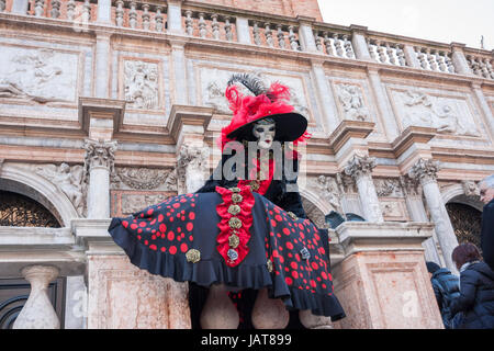 Julisch Venetien Italien Karneval 2010; die Masken in Venedig kam aus Europa. Mädchen verkleidet mit einem klassischen und bunten Kostüm posiert in San Mar Stockfoto