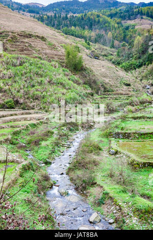 Reisen Sie nach China - Ansicht von Terrassengärten und Streem in Dazhai Dorf im Land von Longsheng Reisterrassen (Dragon es Rückgrat Terrasse, Longji Rice Stockfoto