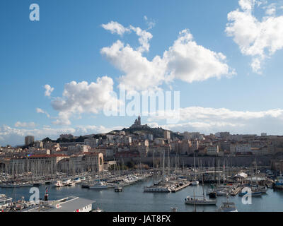 Blick auf Marseille alter Hafen mit Notre-Dame de la Garde über den Hügel Stockfoto