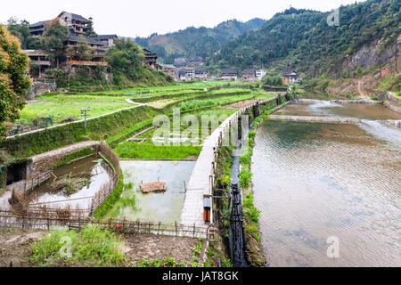 Reisen Sie nach China - Ansicht der Bewässerung-Kanal und Reis Reisfelder in Chengyang Dorf Sanjiang Dong autonome Grafschaft im Frühling Stockfoto