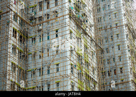 Bambus-Gerüst auf Wohnung Hochhaus, Kowloon, Hong Kong, China Stockfoto