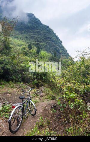 Reisen Sie nach China - Fahrrad auf zwischen Bergspitzen in Yangshuo County im Frühling Stockfoto