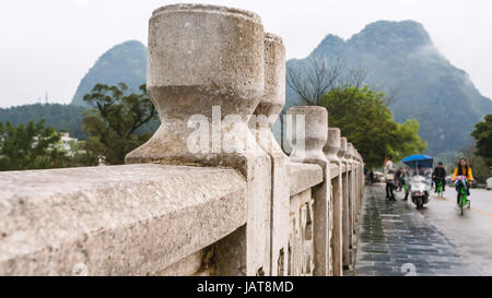 Reisen Sie nach China - Straße auf Drachenbrücke (Gong Nong, Gongnong Brücke) über Yulong Fluss in Yangshuo County im Frühjahr Stockfoto