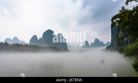 Reisen Sie nach China - Panorama der Nebel über dem Fluss in der Nähe von Xingping Stadt im Yangshuo County im Frühlingsmorgen Stockfoto