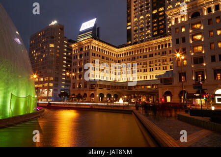 Das Peninsula Hotel in der Nacht, Tsim Sha Tsui, Kowloon, Hong Kong, China, Asien Stockfoto