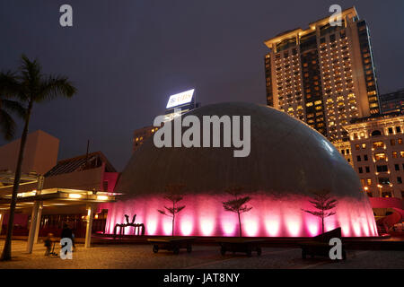 Hong Kong Space Museum und The Peninsula Hotel in der Nacht, Tsim Sha Tsui, Kowloon, Hong Kong, China, Asien Stockfoto