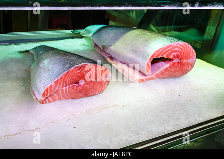 Reisen Sie nach China - Lachs Fischstücke auf Eis in Huangsha Aquatic Produkt-Markt in der Stadt Guangzhou Stockfoto