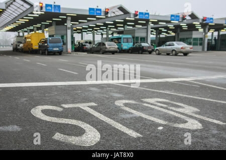 Schlange von Autos an der polnisch-ukrainischen Grenze in Dorohusk warten. Grenze der Europäischen Union. Stockfoto