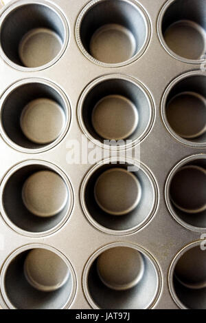 Leere Tasse Kuchen kochen und Backen Zinn von oben Stockfoto